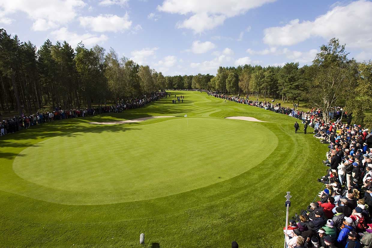 Crowds around the green at the Solheim Cup